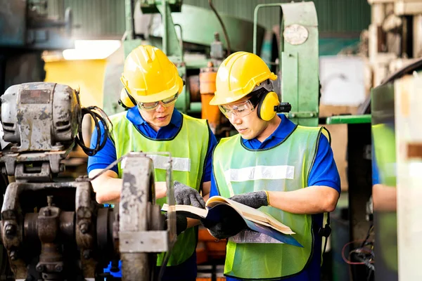 Ingenieros Técnicos Calificados Tienen Operación Manual Máquinas Están Comprobando Funcionamiento — Foto de Stock