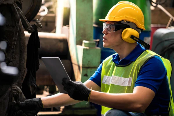 Funcionários Técnicos Estão Verificando Funcionamento Máquina Antiga Através Tablet — Fotografia de Stock