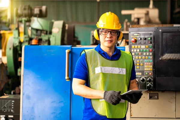 Jóvenes Técnicos Fábrica Que Controlan Trabajo Ingeniero Verificando Monitoreando Sistema — Foto de Stock