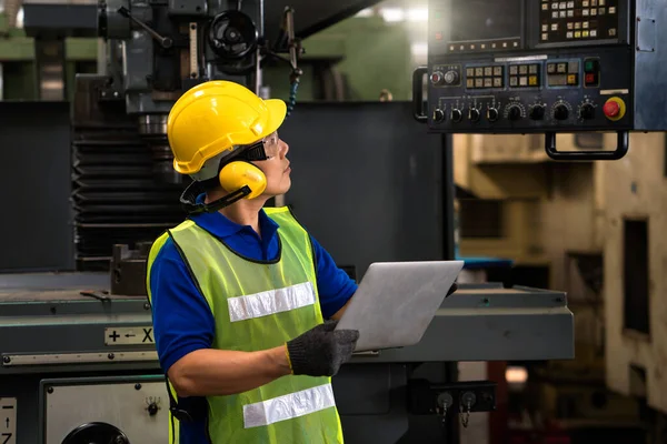 Técnicos Estão Usando Computadores Para Operar Máquinas Industriais Através Sistema — Fotografia de Stock