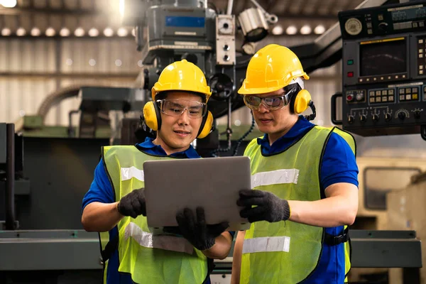 Colleghi Ingegneria Industriale Gestione Del Lavoro Svolto Tenendo Meccanico Maschio — Foto Stock