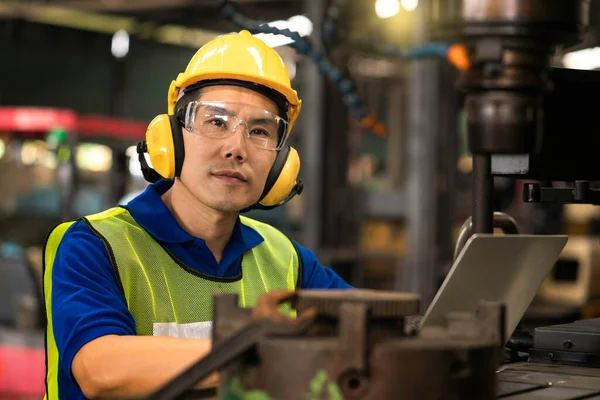 Portrait Électricien Travail Dans Industrie Les Techniciens Professionnels Vérifient Système — Photo