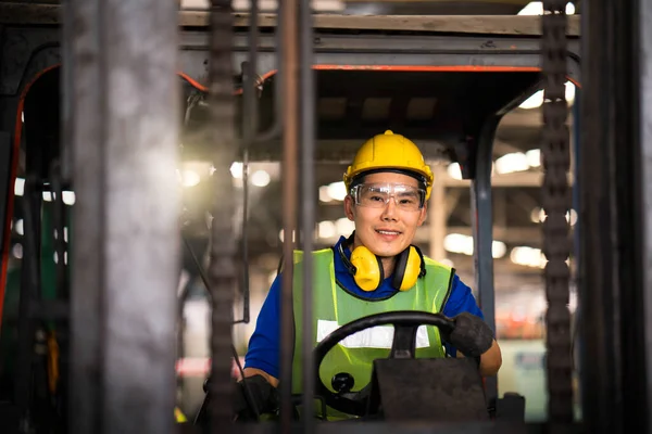 Bir Endüstride Çalışan Bir Elektrikçinin Portresi Endüstriyel Bir Fabrikada Forklift — Stok fotoğraf