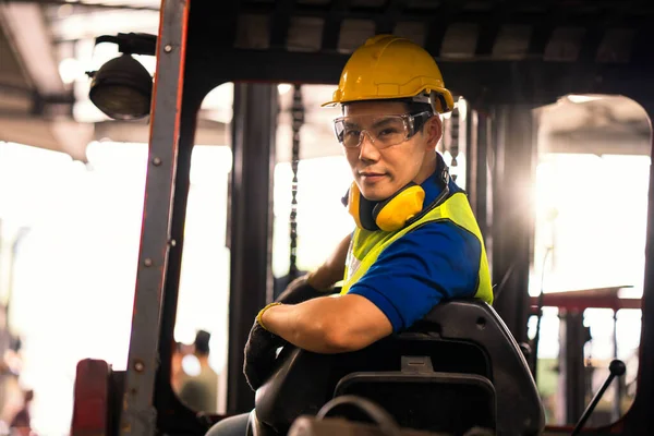 Bir Endüstride Çalışan Bir Elektrikçinin Portresi Endüstriyel Bir Fabrikada Forklift — Stok fotoğraf