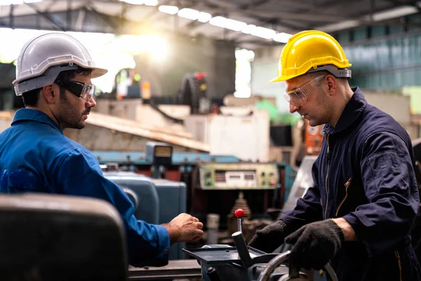 Ingenieros Técnicos Están Resolviendo Problemas Causados Por Máquinas Plantas Industriales — Foto de Stock