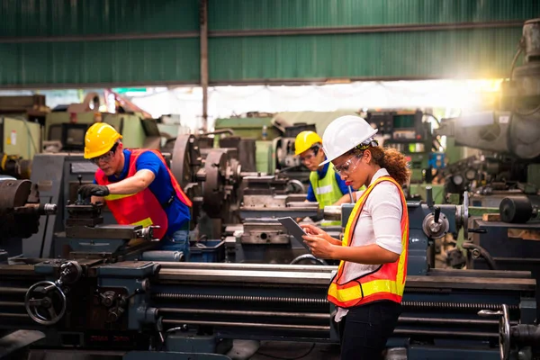 Ingénieurs Techniciens Résolvent Les Problèmes Causés Par Les Machines Dans — Photo