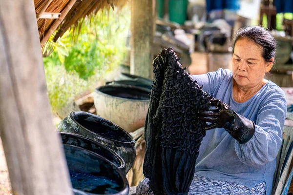 Ambachtslieden Van Thais Indigo Katoen Oudere Vrouwen Verven Katoen Met — Stockfoto