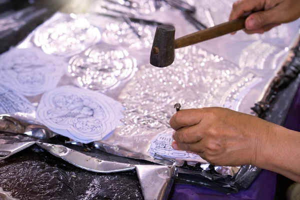 Fabricación Cubiertos Artesano Talla Intrincados Dibujos Plata Aluminio Que Utiliza — Foto de Stock