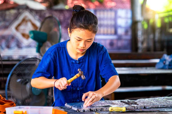 Asyalı Kadın Çatal Bıçak Yapıyor Taylandlı Usta Gümüş Çatal Bıçak — Stok fotoğraf