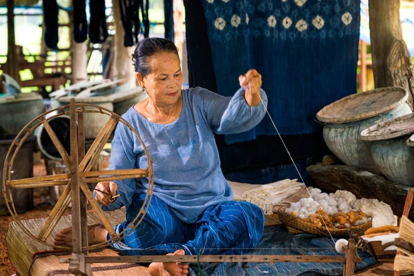 Tayland Çivit Pamuğunun Ustaları Yerel Usta Sakon Nakhon Bölgesindeki Orijinal — Stok fotoğraf