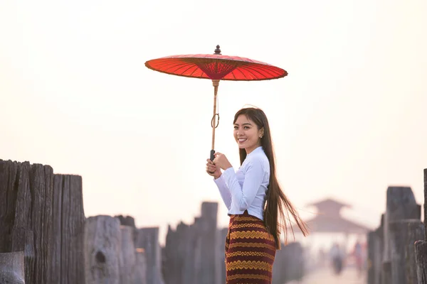 Seorang Wanita Muda Burma Berjalan Dengan Payung Merah Jembatan Kayu — Stok Foto