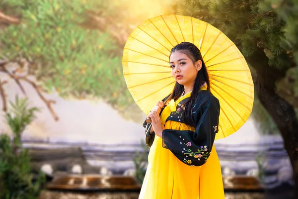 Koreansk Tjej Hanbok Med Gult Paraply Vacker Kvinna Traditionell Koreansk — Stockfoto