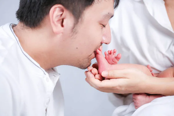 Padres Llevando Bebé Retrato Una Familia Joven Con Hijo Pequeño — Foto de Stock
