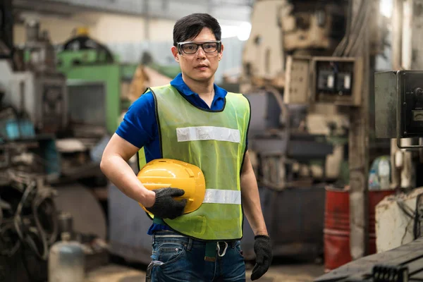 Fabrikadaki Teknisyenler Koruyucu Gözlük Takıyor Eldivenler Başlık — Stok fotoğraf
