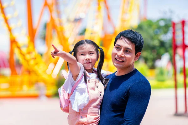 Pai Filha Brincam Parque Diversões Família Parque Temático — Fotografia de Stock