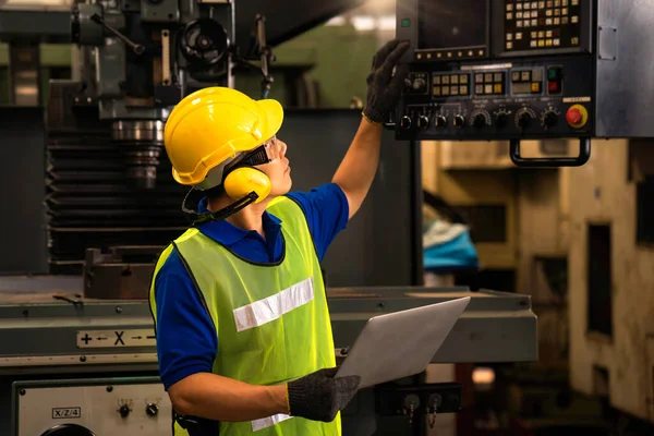 Técnicos Profesionales Están Trabajando Para Controlar Máquina Con Ordenador Portátil — Foto de Stock