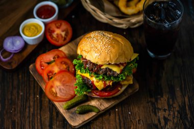 Hamburger yemesi kolay bir yemektir..