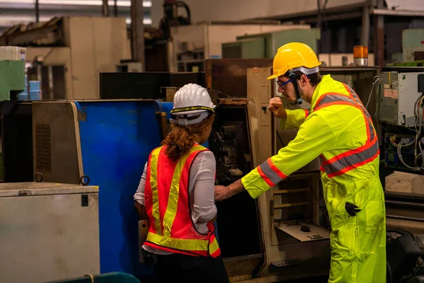 Ingénieurs Techniciens Inspectent Fonctionnement Des Grandes Machines Dans Usine — Photo