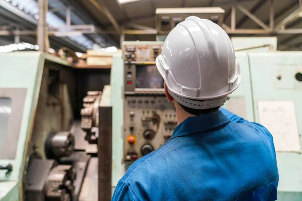 技术人员在大工厂的工业机器上工作 — 图库照片
