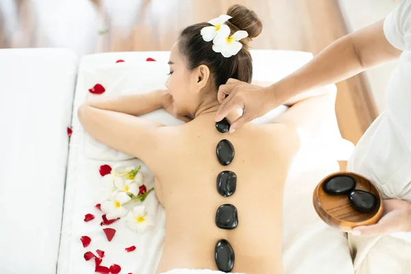 Spa Masseuse Placing Hot Stone Asian Woman Lying Relaxing Massage — Stock Photo, Image