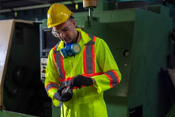 Güvenlik Kıyafeti Giyen Profesyonel Teknisyenler Endüstriyel Bir Fabrikada Makineleri Tamir — Stok fotoğraf