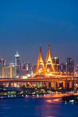 Yoğun sisli Bangkok manzarası. Güzel Bhumibol Köprüsü ve nehir manzaraları. Bangkok Tayland. Sep 6, 2020.