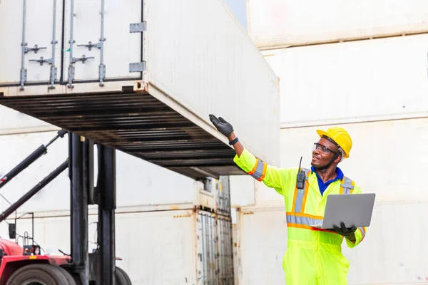 Foreman Está Dando Una Señal Para Trabajar Puerto Para Mover — Foto de Stock