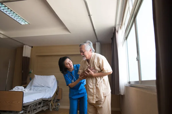 Los Médicos Están Ayudando Los Pacientes Cardíacos Los Médicos Apoyan — Foto de Stock