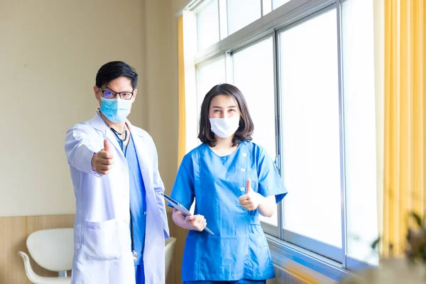 Médicos Enfermeras Levantan Los Pulgares Médico Una Enfermera Que Dan —  Fotos de Stock