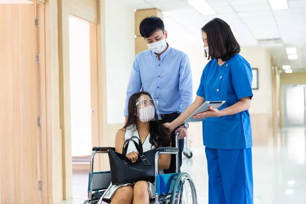 Doctor Explaining Virus Infection Patient Tablet Doctor Work Hospital — Stock Photo, Image