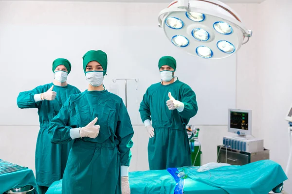 Ameliyathane Doktorları Parmaklarını Kaldırır Ameliyathane Doktorları Mükemmel Bir Başparmak Tutar — Stok fotoğraf