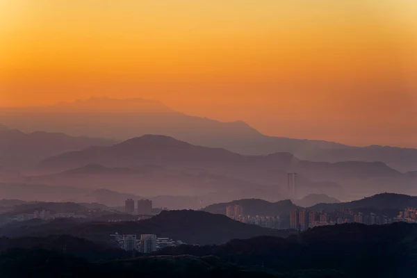 Jiufen Şehri Şablonu. Tayvan 'da sisli akşam ışığında Jiufen gün batımı. Jiufen, Tayvan.