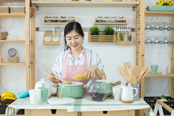 台所で調理するアジアの女性 — ストック写真