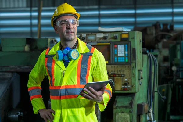 Ingénieurs Techniciens Qualifiés Tiennent Des Tablettes Dans Une Usine Industrielle — Photo