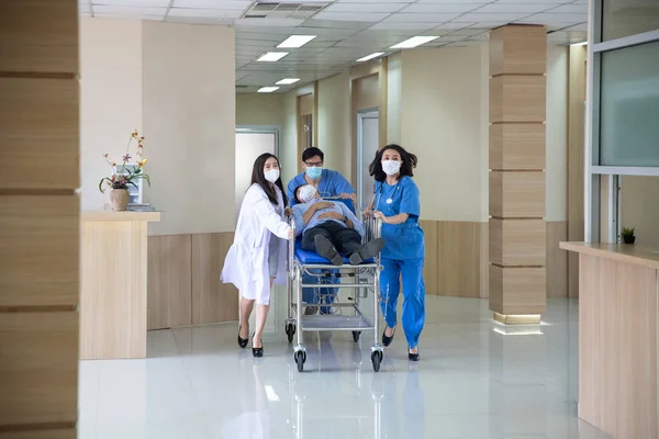 Doktor acildeki yoğun bakım ünitesine yetişmeye çalışıyordu. Hasta çok hastaydı. Doktor hasta yatağını itiyor..