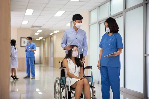 Hospital Encouraging Patient Hospital Corridor — Stock Photo, Image