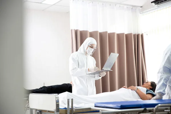 Doctors Staff Examining Lungs Checking Virus Hospital Room Doctor Putting — Stock Photo, Image