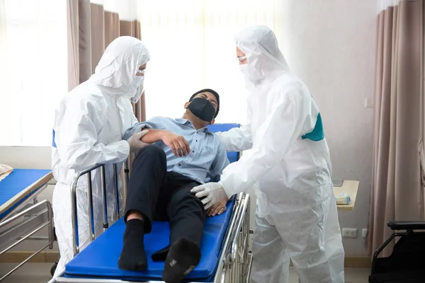 Doctors Staff Helping Patients Infected Virus — Stock Photo, Image