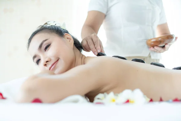 Una Massaggiatrice Spa Sta Mettendo Una Pietra Calda Una Donna — Foto Stock