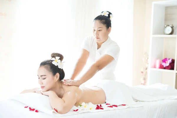 Hermosa Mujer Spa Masaje Con Aceite Spa Para Relajarse Mujer —  Fotos de Stock