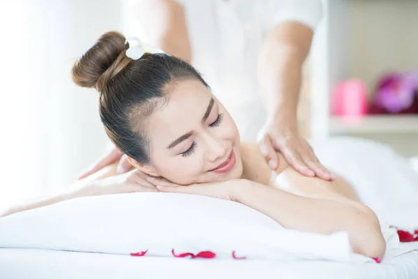 Schöne Frau Wellnessbereich Asiatin Wellness Beauty Spa Mit Aromatherapie Massage — Stockfoto