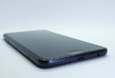 Akıllı telefon ve cep telefonu beyaz arkaplanda izole edildi