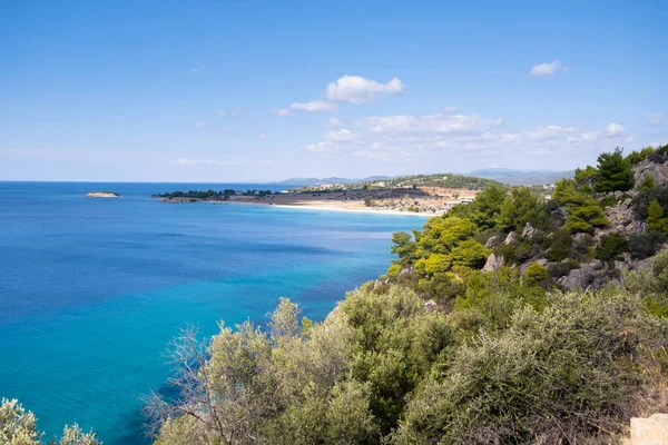 Bulutlar adanın küçük bir kısmını gölgeliyor