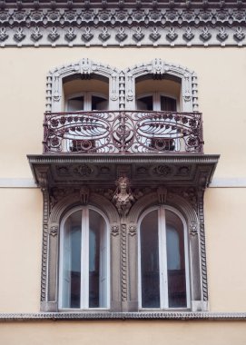 Ayrıntı Windows bir ortaçağ Sarayı Ravenna, İtalya.