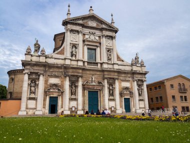 Ihh ve Barok tarzı cephe Porto Ravenna, İtalya'nın Santa Maria Bazilikası'na.
