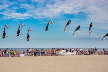 Cervia, İtalya - 1 Mayıs 2018: Performansını dört telli akrobatik uçurtma devrim deniz vesilesiyle Uluslararası Uçurtma Şenliği.