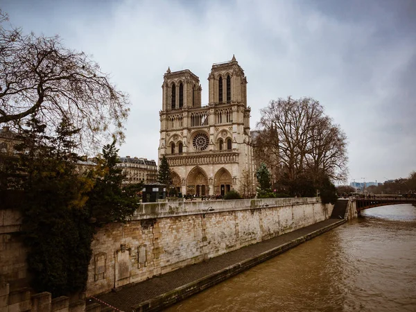 圣母院大教堂坐落在巴黎的中心最大的塞纳河岛 — 图库照片