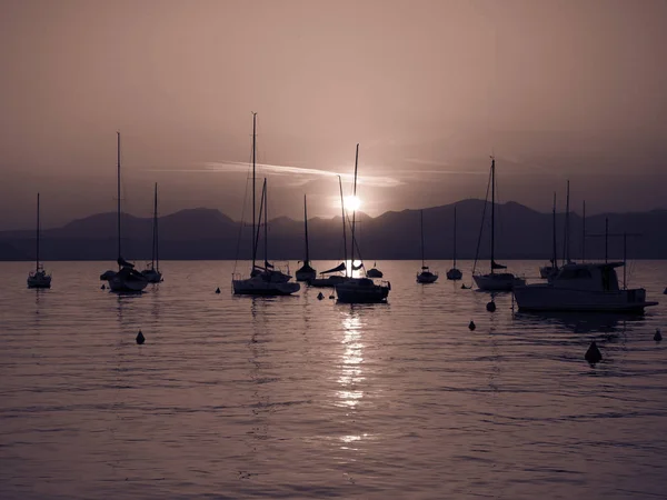 Вітрильники Причалив Озера Гарда Заході Сонця — стокове фото