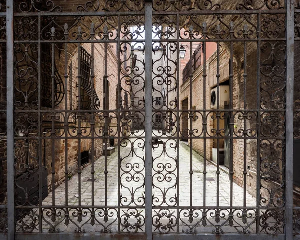 Puerta Hierro Forjado Trabajada Mano Con Patio Interior Antiguo Edificio — Foto de Stock