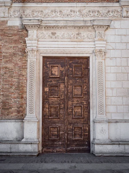 Antiguo Portal Madera Con Columnas Arquitrabe Piedra Blanca Tallada Con — Foto de Stock